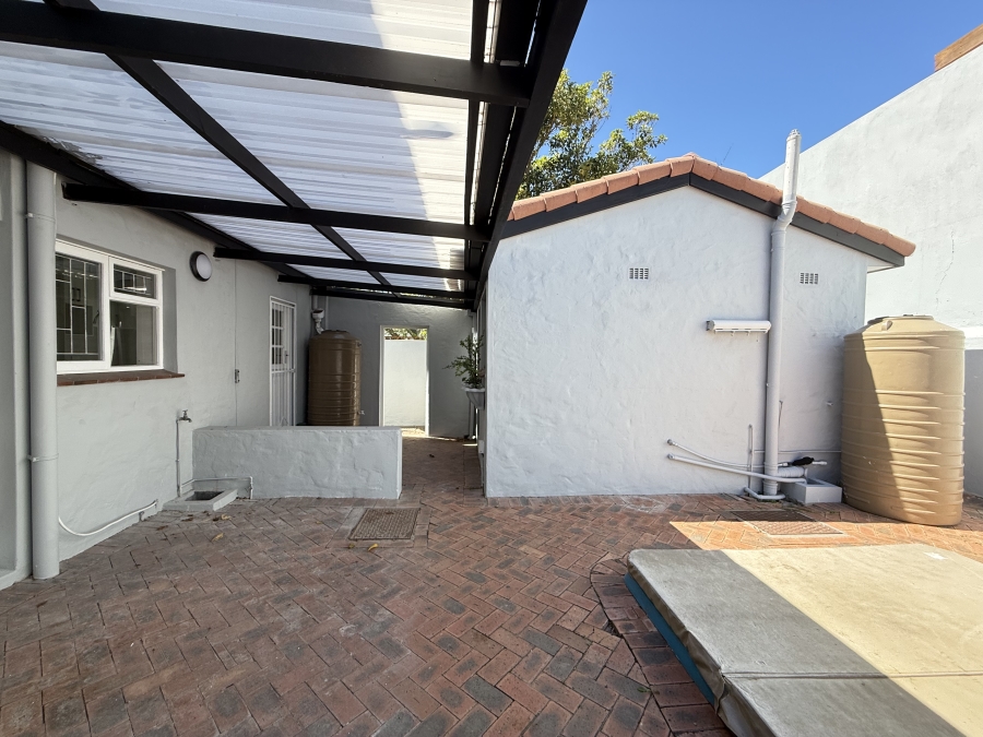 4 Bedroom Property for Sale in Bloubergrant Western Cape
